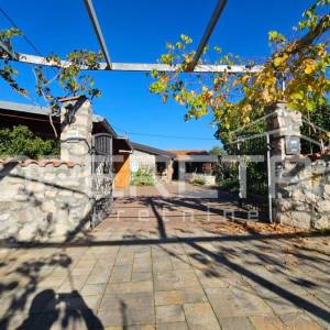 Zadar, Crno - Kamena kuća s konobom i velikom okućnicom