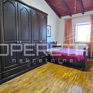 Zadar, Crno - Kamena kuća s konobom i velikom okućnicom