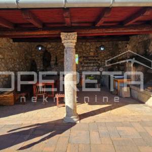 Zadar, Crno - Kamena kuća s konobom i velikom okućnicom