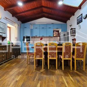 Zadar, Crno - Kamena kuća s konobom i velikom okućnicom