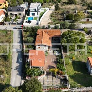 Zadar, Crno - Kamena kuća s konobom i velikom okućnicom