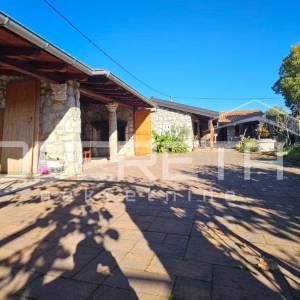 Zadar, Crno - Kamena kuća s konobom i velikom okućnicom