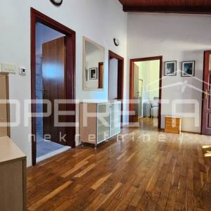 Zadar, Crno - Kamena kuća s konobom i velikom okućnicom