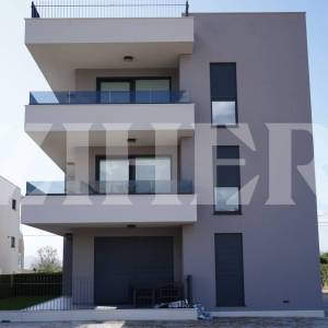 ZADAR, DIKLO, STAN NA DRUGOM KATU S VELIKOM KROVNOM TERASOM, NOVOGRADNJA, 2025 G.