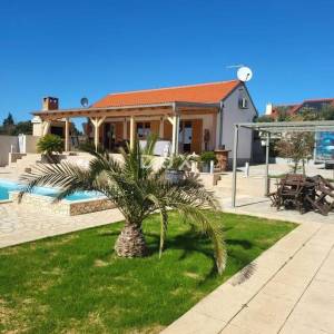 ZADAR, DONJA JAGODNJA - Kuća s bazenom, konobom i garažom okružena prirodom!