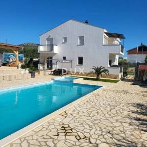 ZADAR, DONJA JAGODNJA - Kuća s bazenom, konobom i garažom okružena prirodom!