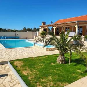 ZADAR, DONJA JAGODNJA - Kuća s bazenom, konobom i garažom okružena prirodom!