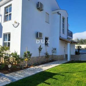 ZADAR, DONJA JAGODNJA - Kuća s bazenom, konobom i garažom okružena prirodom!