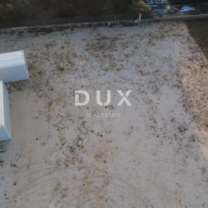 ZADAR, MURVICA - Zemljište uz cestu na top lokaciji za najam!