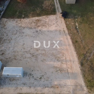 ZADAR, MURVICA - Zemljište uz cestu na top lokaciji za najam!