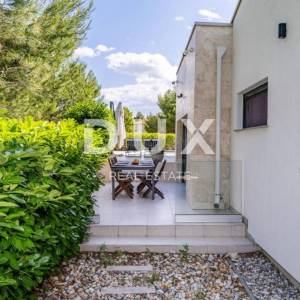 ZADAR, PRIDRAGA - Luksuzna vila s bazenom u blizini mora