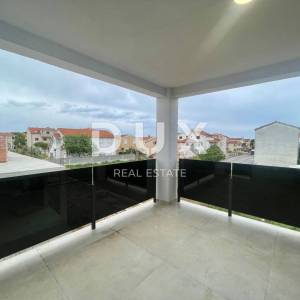 ZADAR, PRIVLAKA - Stan na prvom katu novogradnje, 80 metara od mora