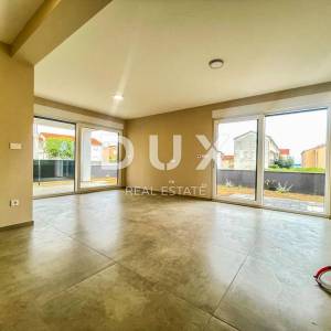 ZADAR, PRIVLAKA - Stan s okućnicom u novogradnji. BLIZINA MORA!