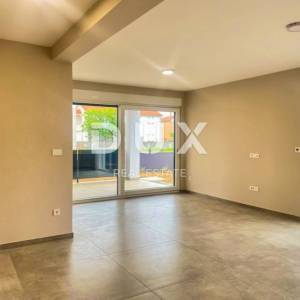 ZADAR, PRIVLAKA - Stan s okućnicom u novogradnji. BLIZINA MORA!