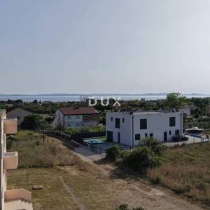 ZADAR, PRIVLAKA- Troetažni stan s pogledom na more- Novogradnja!