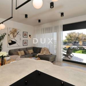 ZADAR, RTINA - opremljen stan sa okućnicom u blizini mora