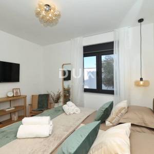 ZADAR, RTINA - opremljen stan sa okućnicom u blizini mora