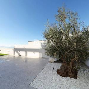 ZADAR, RTINA - opremljen stan sa okućnicom u blizini mora