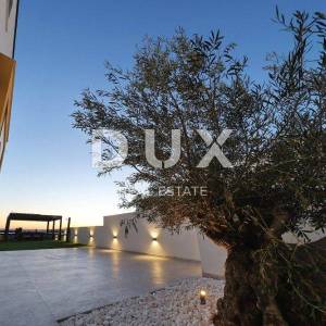 ZADAR, RTINA - opremljen stan sa okućnicom u blizini mora