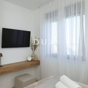 ZADAR, RTINA - opremljen stan sa okućnicom u blizini mora