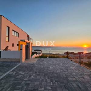 ZADAR, RTINA - opremljen stan sa okućnicom u blizini mora