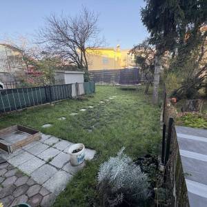 Zagreb-2s stan s terasom i vrtom, prizemlje kuće, mirna lokacija