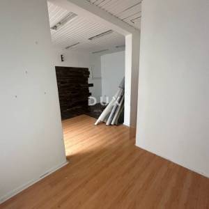 ZAGREB, DONJA DUBRAVA - Investicijska prilika! Višenamjenski poslovni prostor