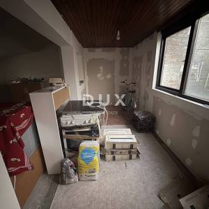 ZAGREB, DONJA DUBRAVA - Kuća za adaptaciju s velikim investicijskim potencijalom