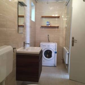 Zagreb-Remete, 2S stan sa spremištem i garažom, prizemlje kuće