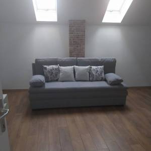 Zagreb-Trešnjevka,novouređen stan 45m2 s terasom,režije u cijeni najma