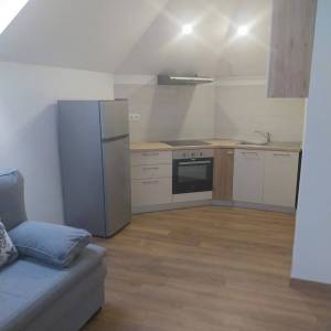 Zagreb-Trešnjevka,novouređen stan 45m2 s terasom,režije u cijeni najma