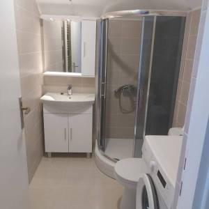 Zagreb-Trešnjevka,novouređen stan 45m2 s terasom,režije u cijeni najma