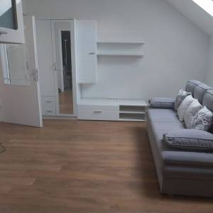 Zagreb-Trešnjevka,novouređen stan 45m2 s terasom,režije u cijeni najma