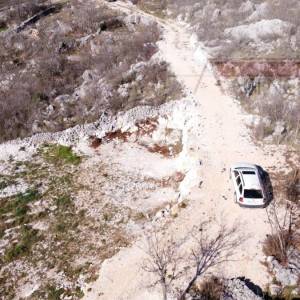 Zagvozd 700 m2 građevinsko zemljište + gotovi iskopi - novo