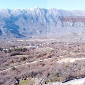 Zagvozd 700 m2 građevinsko zemljište + gotovi iskopi - novo