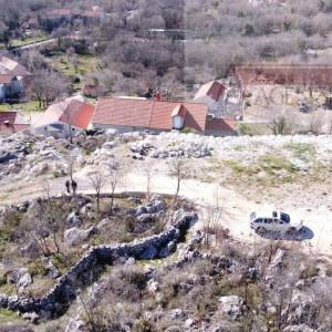 Zagvozd 700 m2 građevinsko zemljište + gotovi iskopi - novo