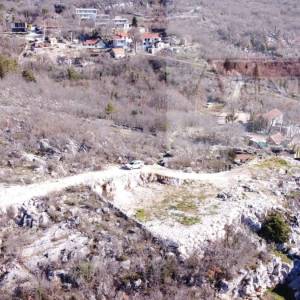 Zagvozd 700 m2 građevinsko zemljište + gotovi iskopi - novo