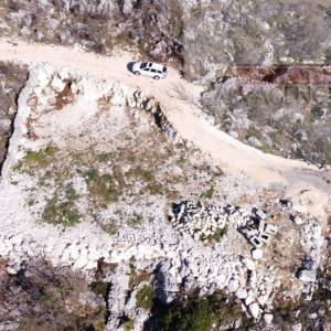 Zagvozd 700 m2 građevinsko zemljište + gotovi iskopi - novo