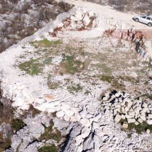 Zagvozd 700 m2 građevinsko zemljište + gotovi iskopi - novo