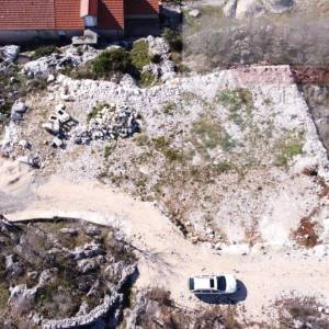 Zagvozd 700 m2 građevinsko zemljište + gotovi iskopi - novo