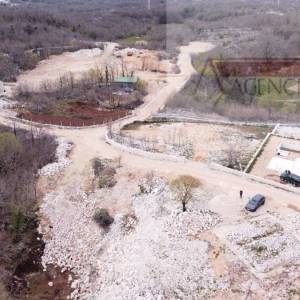 Zagvozd građevinsko zemljište 838 m2 odlična lokacija