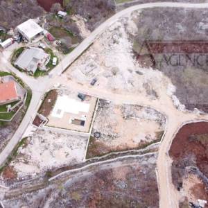 Zagvozd građevinsko zemljište 874 m2 + idejni projekt