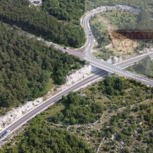 Zagvozd građevinsko zemljište 1817 m2 - novo u ponudi