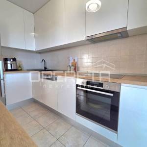 Žnjan, dvosoban, namješten, garažno mjesto