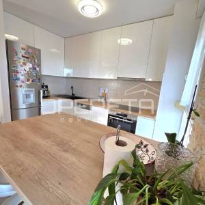 Žnjan, dvosoban, namješten, garažno mjesto