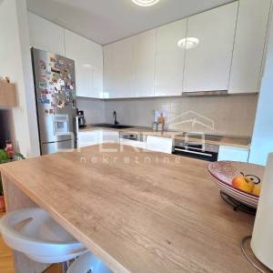 Žnjan, dvosoban, namješten, garažno mjesto