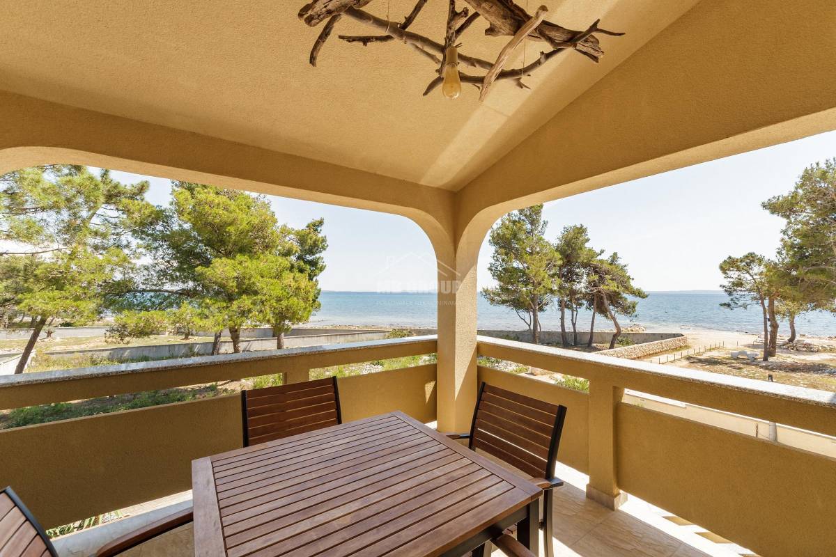 APARTMAN S 2 SPAVAĆE SOBE, 1. RED OD MORA - POGLED NA MORE, VIR