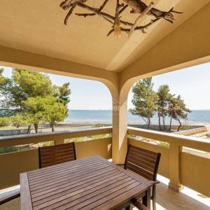 APARTMAN S 2 SPAVAĆE SOBE, 1. RED OD MORA - POGLED NA MORE, VIR