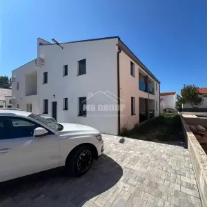 APARTMAN S 3 SPAVAĆE SOBE, VRTOM I 3 PARKIRNA MJESTA, 430 M OD MORA, V