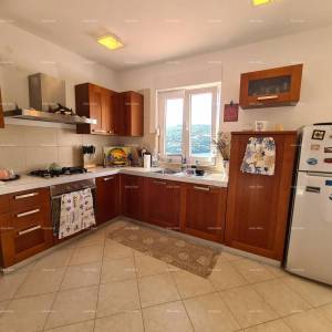 Apartman sa otvorenim  pogledom na uvalu i more.